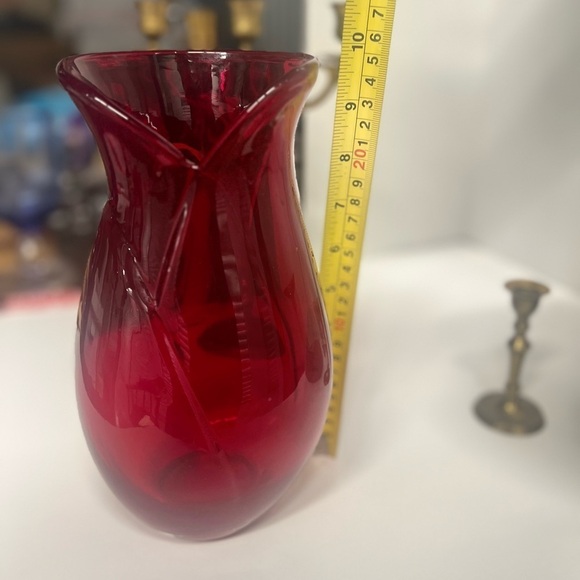 Vintage ruby red glass flower vase with tulip design. - Picture 7 of 7